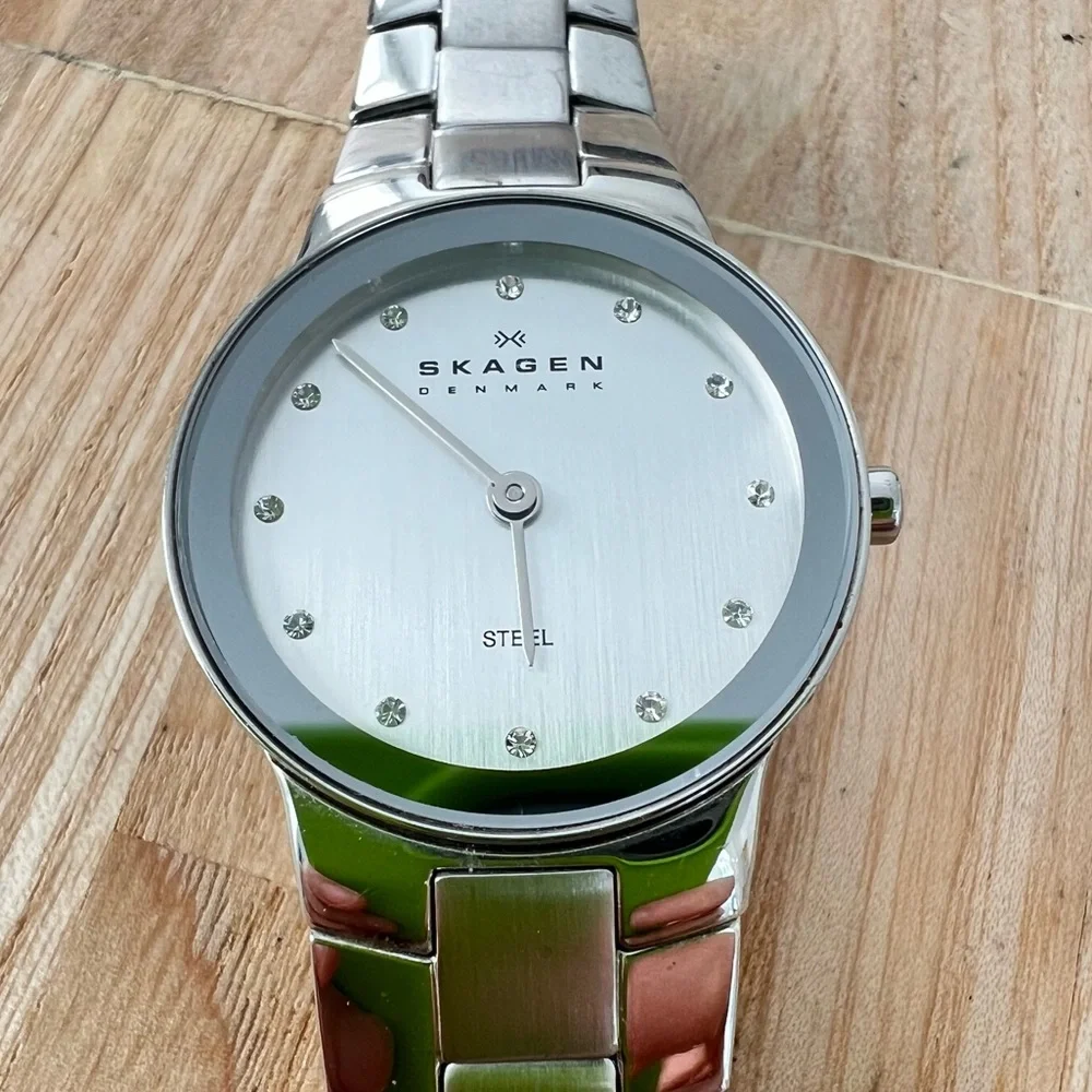 Skagen Denmark ladies silver tone bracelet dress watch NEW BATTERY